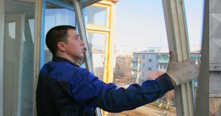 Демонтаж остекления балкона в Горно-Алтайске - цена от 562 руб. - Сварной-Грн